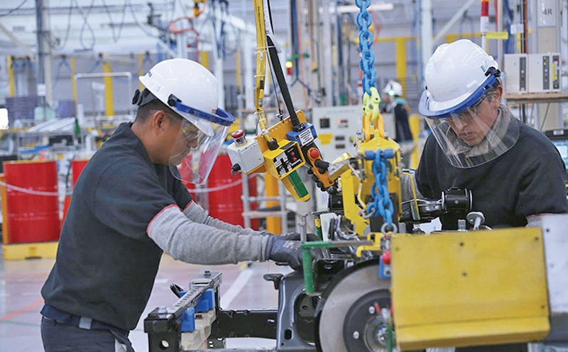 Dos trabajadores en una fábrica