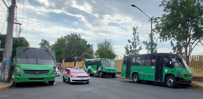 Autobuses y microbuses estacionados en la Ciudad de México