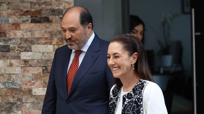 AMLO y Beatriz Gutiérrez Müller caminan juntos