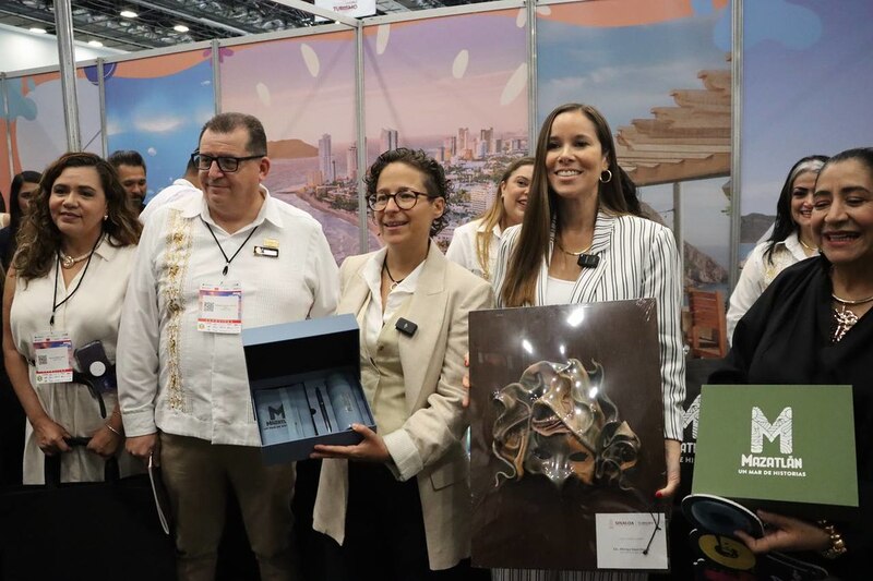 Funcionarios de Jalisco durante la inauguración del pabellón estatal en la Feria Internacional ARLAG 2025