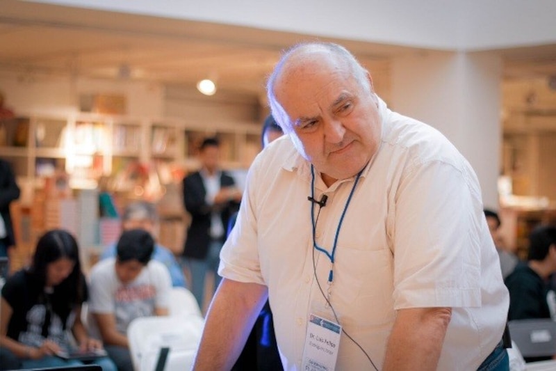 El Dr. Mario Molina, Premio Nobel de Química, en una conferencia.