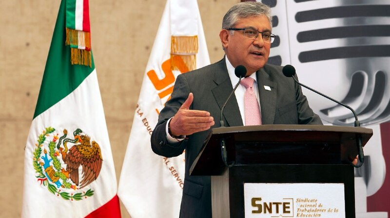 El líder del SNTE, Juan Díaz de la Torre, habla en un evento público.