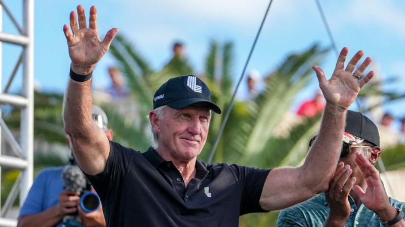 Greg Norman, el golfista australiano, saluda a la multitud.