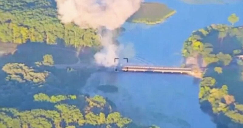 Incendio en un puente sobre un río