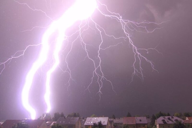 Impresionante Relámpago sobre una Ciudad