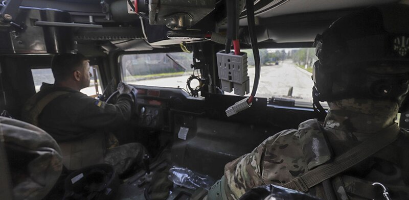 Soldados en un vehículo militar