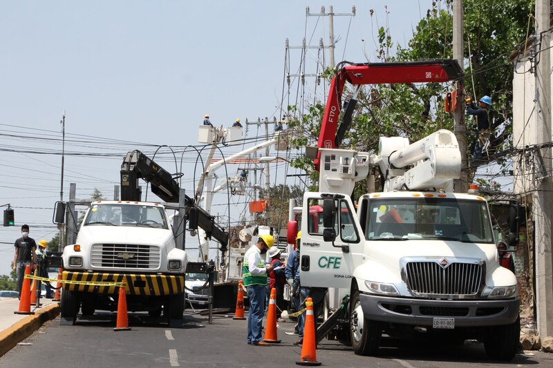 Trabajadores de la CFE reparando el cableado eléctrico