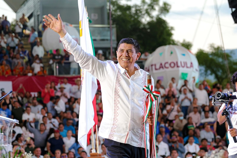 El presidente electo de México, Andrés Manuel López Obrador, saluda a sus seguidores durante un mitin en la Ciudad de México.