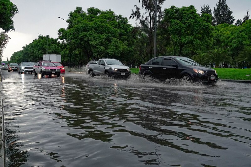 Debido a las intensas lluvias registradas en la capital vialidades de la alcaldía Iztapalapa colapsaron por inundación.