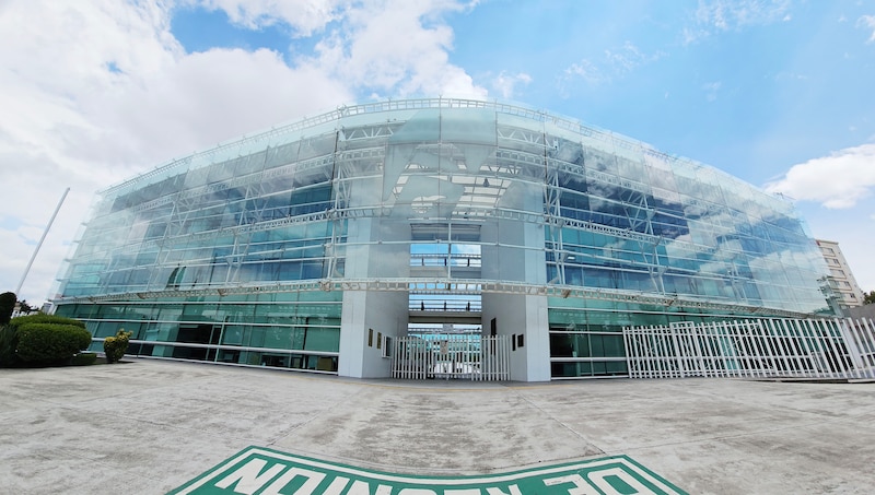 Edificio de cristal con el logotipo de la UAM