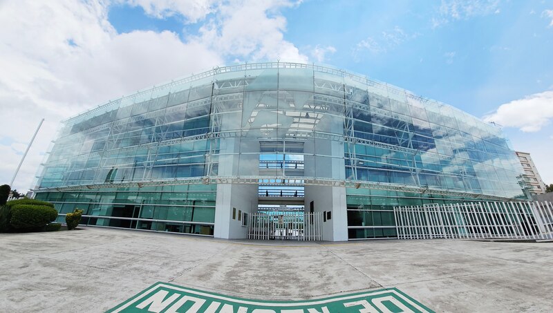 Edificio de cristal con el logotipo de la UAM