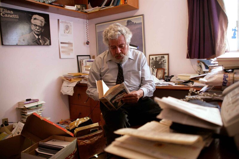 El escritor peruano Mario Vargas Llosa leyendo un libro en su estudio.