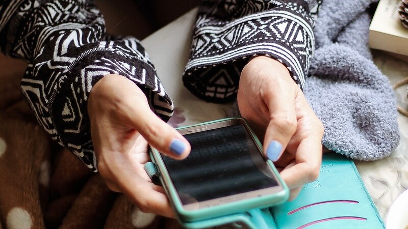 Mujer usando un teléfono móvil