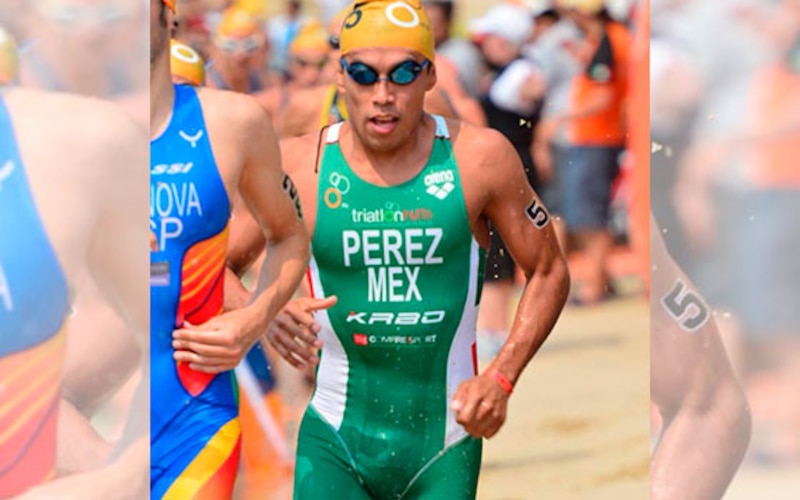 Triatleta mexicano Crisanto Grajales en competencia.