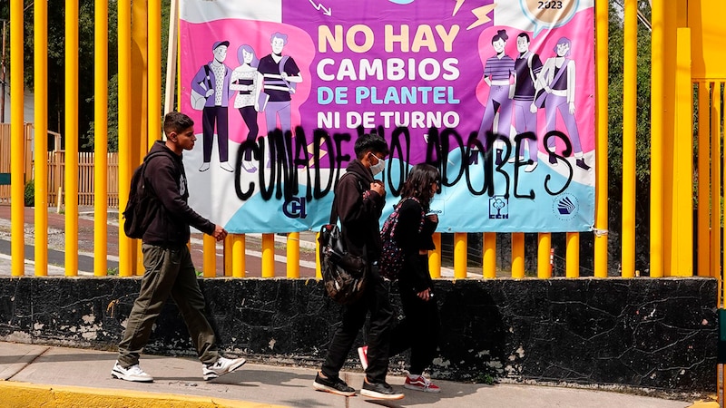 Estudiantes protestan contra el cambio de turno en la UNAM.