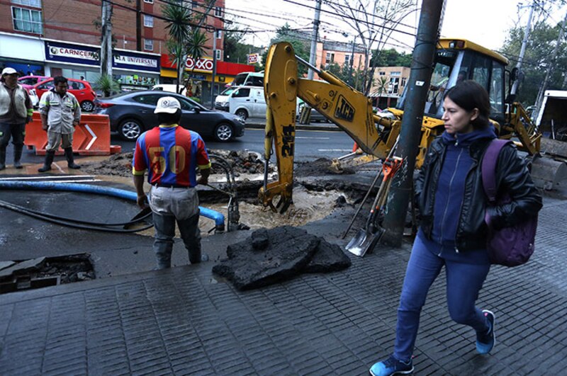 Lluvias provocan socavón en calles de la Ciudad de México
