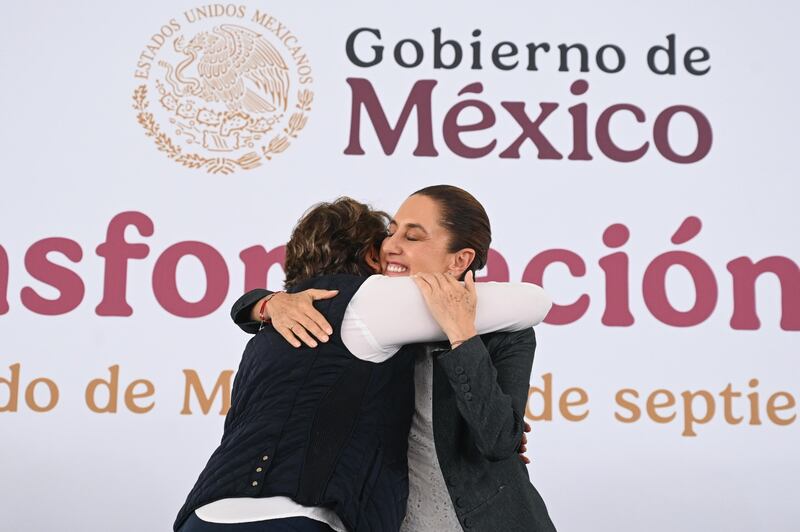 La Presidenta convocó a festejar en el Zócalo capitalino, un año del segundo piso de la cuarta transformación, el 5 de octubre. En Toluca, señala que al terminar su sexenio el salario mínimo llegará a 2.5 canastas básicas