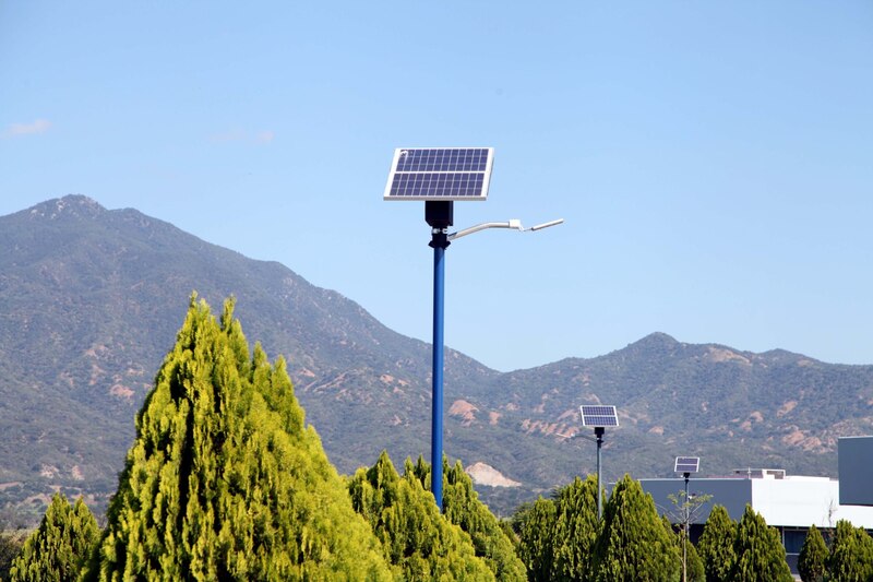 Serie de paneles solares en postes