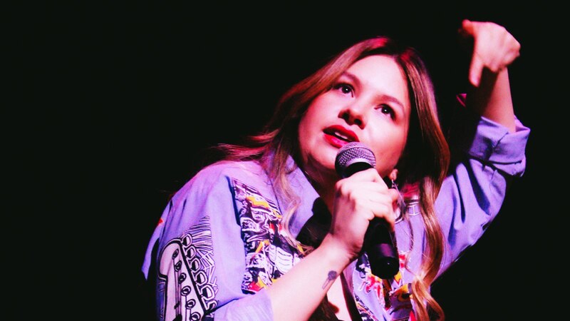 Cantante mexicana ofreciendo un concierto