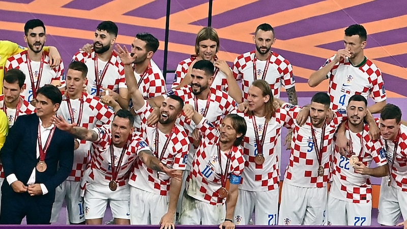 La alegría de los jugadores croatas tras ganar la medalla de bronce en el Mundial de Fútbol de 2022