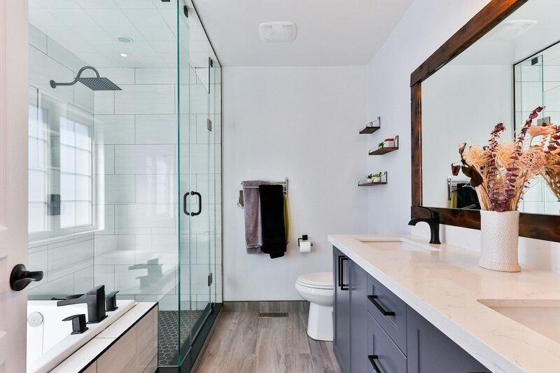 baño moderno con ducha y bañera