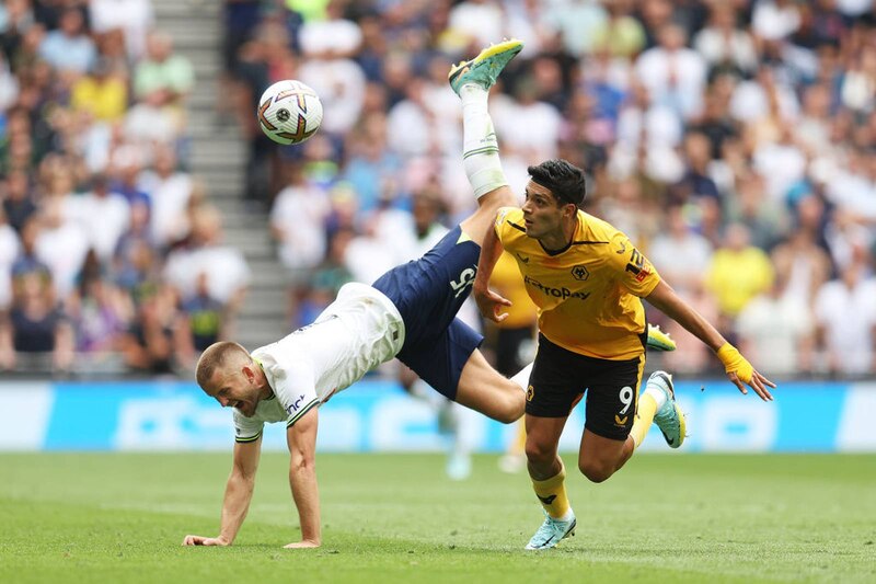 Raúl Jiménez marcando un gol para el Wolverhampton