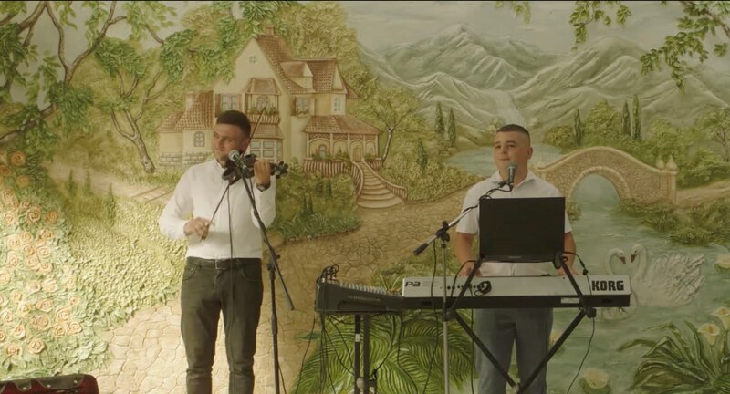 Dos músicos tocando en un escenario