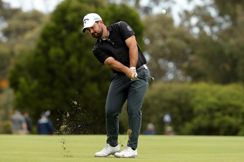 Golfista masculino en acción