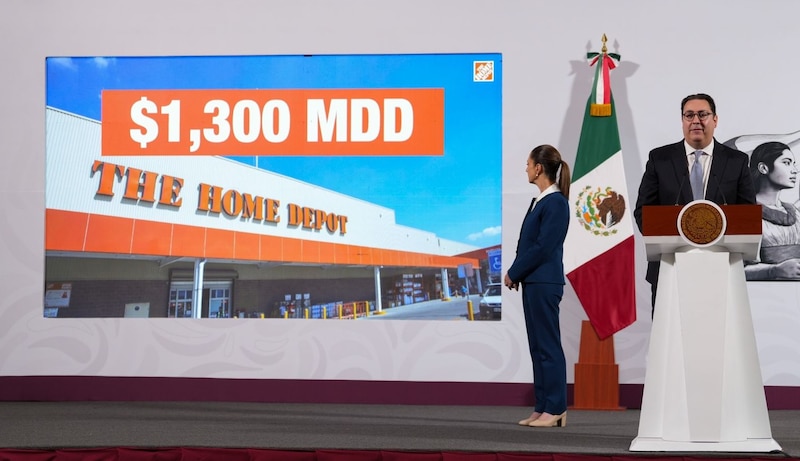 Directivos de Home Depot en México durante el anuncio de inversión en la conferencia matutina de la Presidencia.