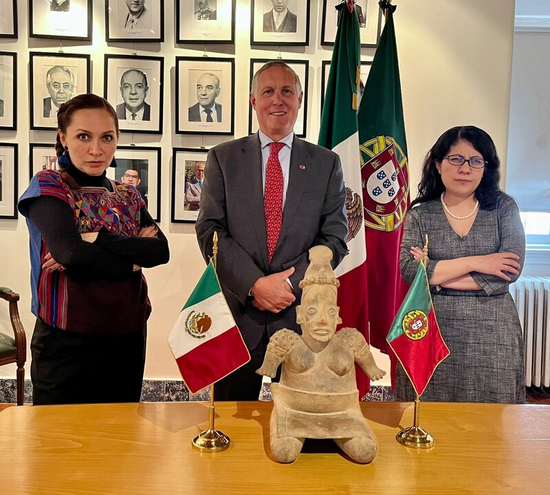 Embajador de México en Portugal entrega réplica de escultura prehispánica