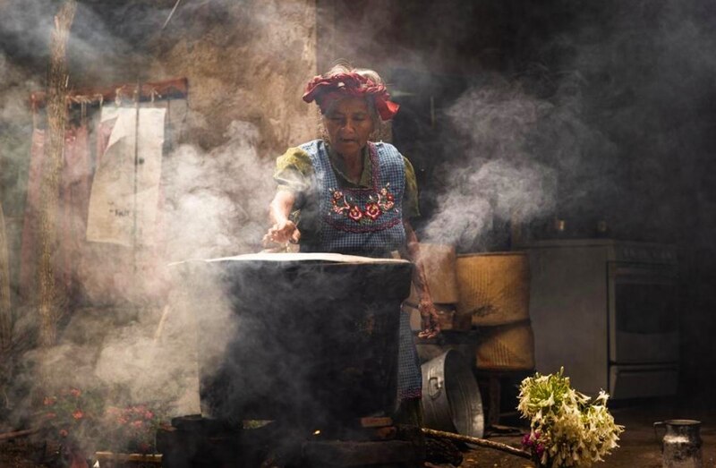 Mujer cocinando en una olla grande