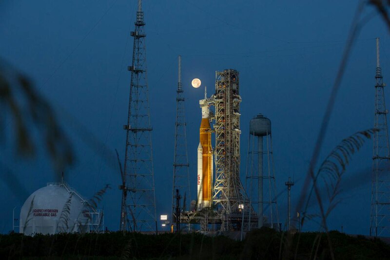 Cohete espacial en la plataforma de lanzamiento