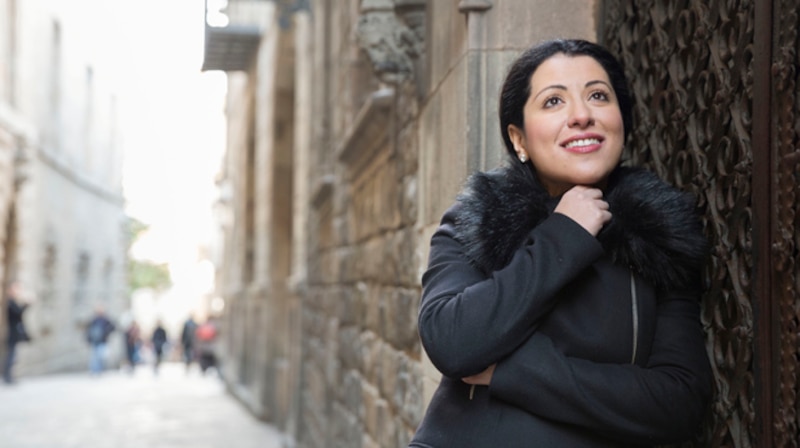 Mujer joven sonriendo en la calle