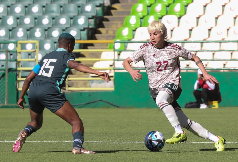 Jugadora de fútbol con uniforme verde y blanco