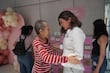 Mónica Magaña celebra a madres en Hospital de Cancerología con cena sorpresa