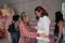 Mónica Magaña celebra a madres en Hospital de Cancerología con cena sorpresa 