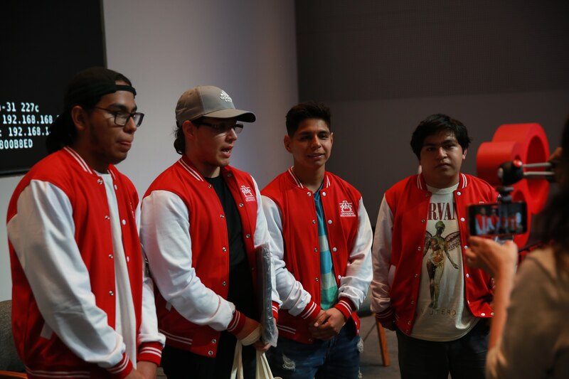 Jóvenes indígenas mexicanos cantando en náhuatl