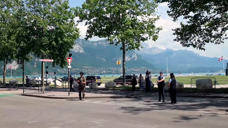 La policía detiene a un hombre en la calle