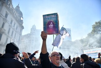 Marea humana inunda Buenos Aires en apoyo a Cristina Fernández en su primer día de prisión en casa 