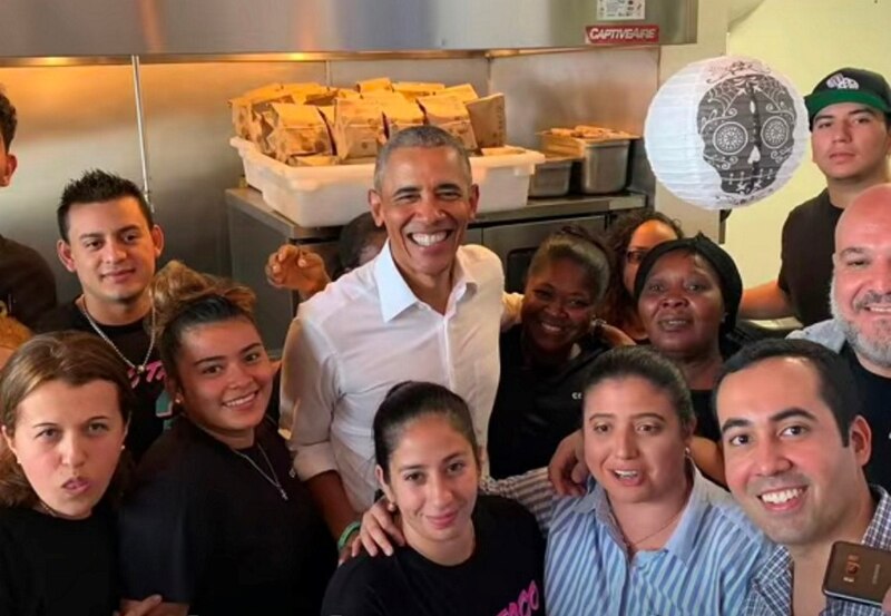 El expresidente Barack Obama se reúne con el personal de un restaurante en Los Ángeles