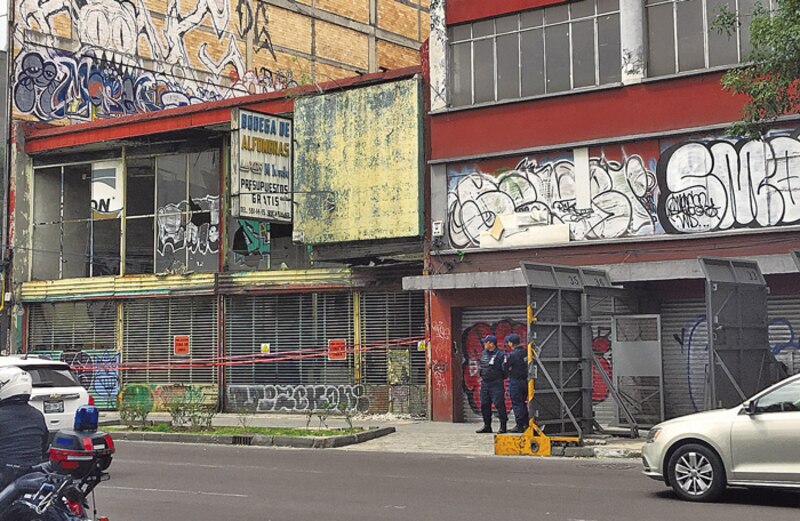 Edificio abandonado en el centro de la ciudad