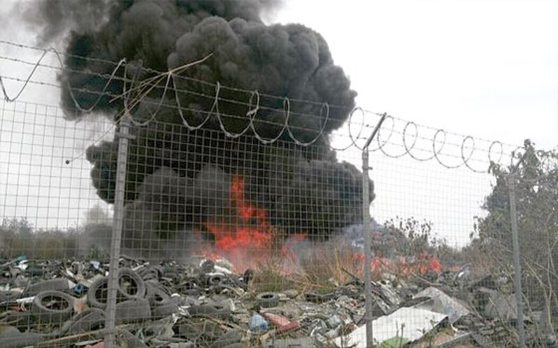 Incendio en un vertedero de neumáticos