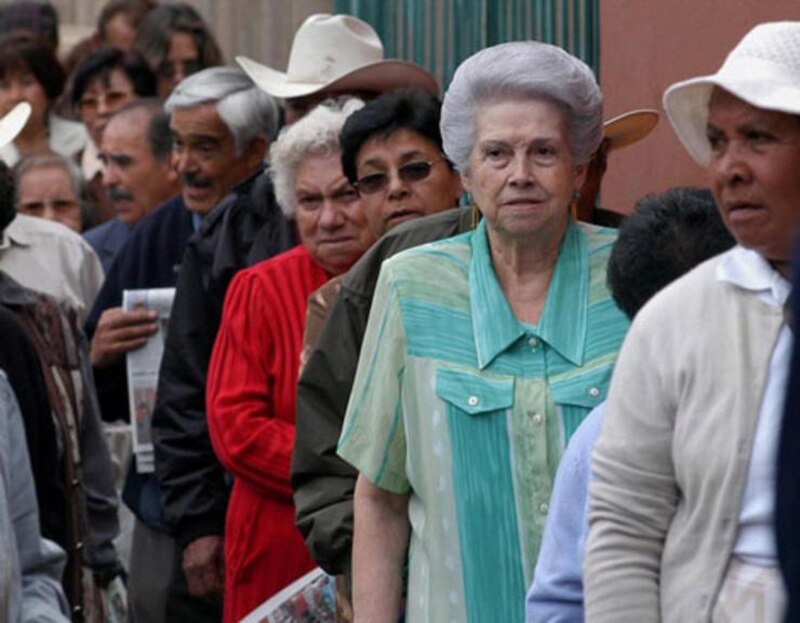Ancianas esperan en fila