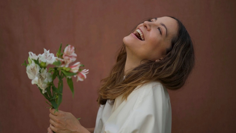 Mujer sosteniendo un ramo de flores