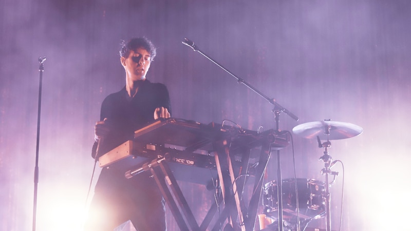 Artista tocando el teclado en un concierto