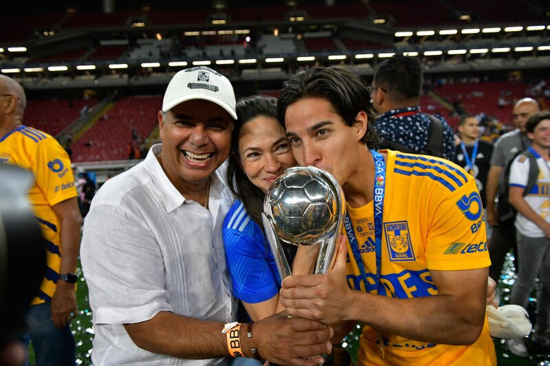Jugadores de Tigres celebran el campeonato