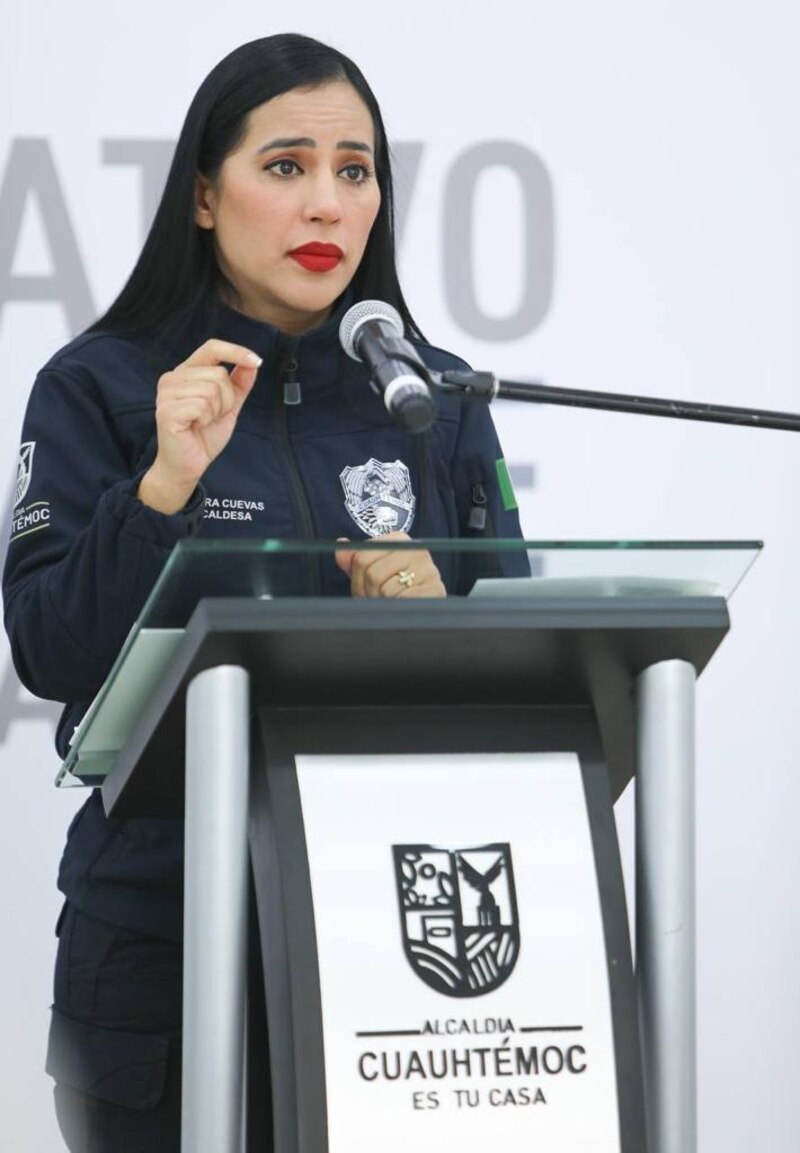 La alcaldesa de Cuauhtémoc, Sandra Cuevas, da un discurso durante un evento público.