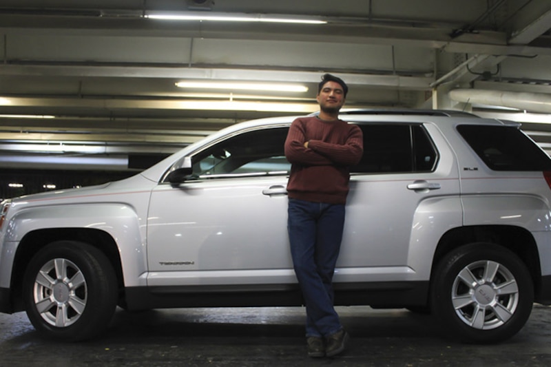 Hombre apoyado en un GMC Terrain