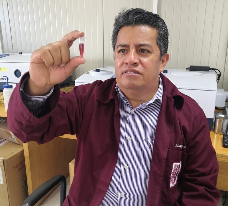 Científico sosteniendo un tubo de ensayo con una muestra de sangre
