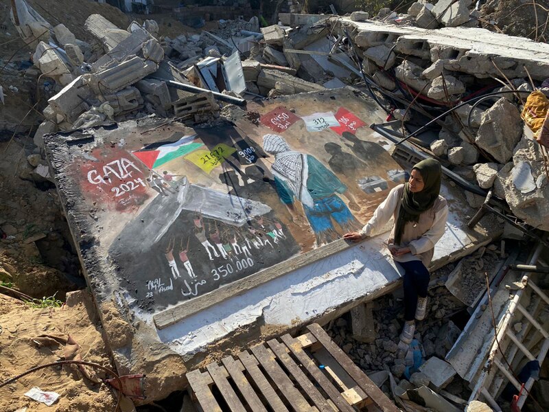 Gaza 2021: Una artista pinta un mural en medio de la destrucción
